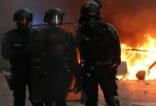 احتجاجات فرنسا.. أشخاص في الشارع قرب حريق خلال أعمال الشغب