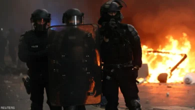 احتجاجات فرنسا.. أشخاص في الشارع قرب حريق خلال أعمال الشغب