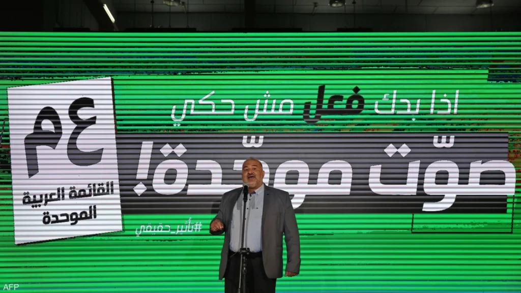 منصور عباس رئيس حزب راعم خلال ظهور إعلامي